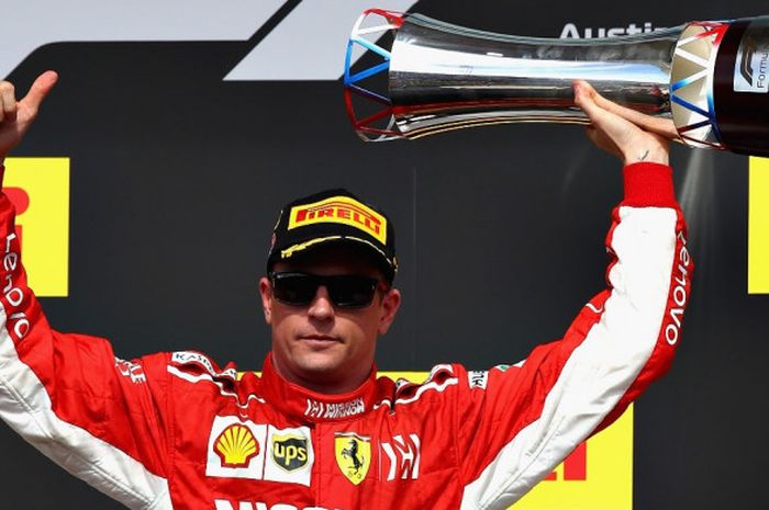 Pebalap Ferrari asal Finlandia, Kimi Raikkonen, mengangkat trofi yang diraihnya setelah menjuarai balapan GP Amerika Serikat 2018 di Circuit of The Americas, Austin, Texas, Amerika Serikat, Minggu (21/10/2018).