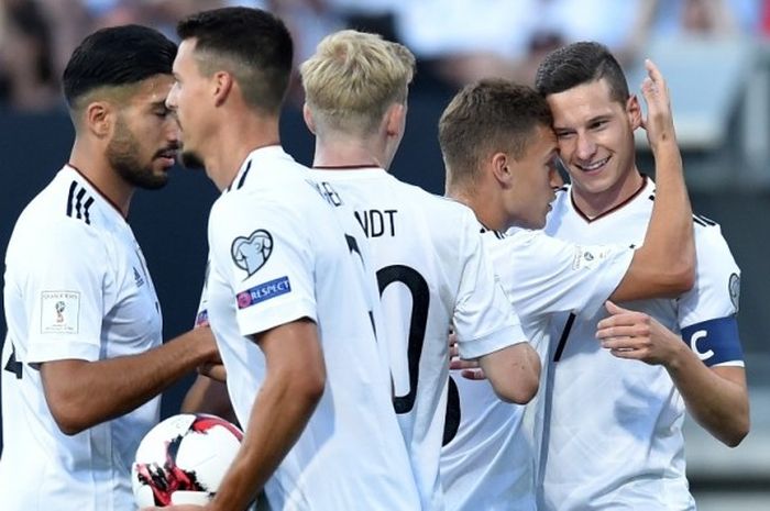 Gelandang serang tim nasional Jerman, Julian Draxler, melakukan selebrasi bersama rekan satu timnya di pertandingan lanjutan kualifikasi Piala Dunia 2018 Grup C melawan San Marino di Stadion Nurnberg, Sabtu (10/6/2017) waktu setempat. 