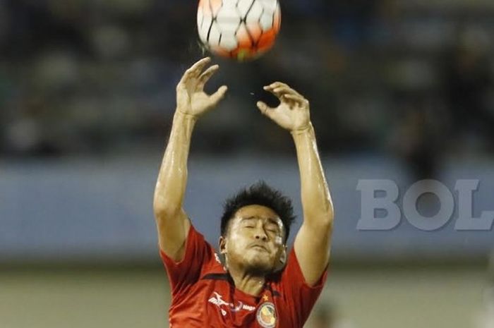 Gelandang Semen Padang asal Korea, Ko Jae-sung dalam laga kontra Bhayangkara FC pada perempat final Piala Presiden 2017 di Stadion Manahan, Solo, Minggu (26/2/2017) malam.  