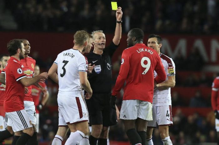 Penyerang Manchester United, Romelu Lukaku, mendapat kartu kuning dari wasit Martin Atkinson pada laga Liga Inggris di Stadion Old Trafford, Manchester, Selasa (26/12/2017).
