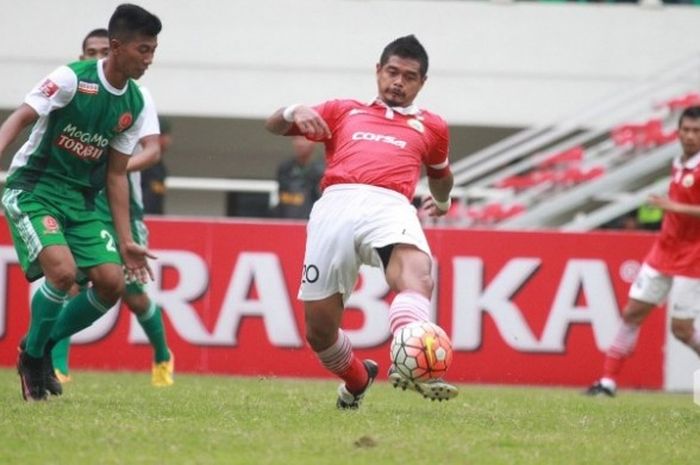 Aksi striker senior Persija Jakarta, Bambang Pamungkas, dalam laga kontra PS TNI di Stadion Pakansari, Cibinong, Jumat (14/10/2916).