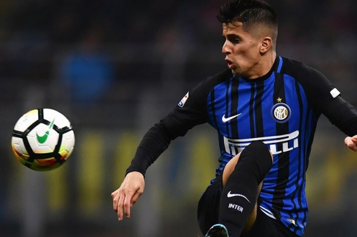 Full back Inter Milan, Joao Cancelo, mengontrol bola saat timnya menghadapi Napoli di lanjutan Liga Italia Serie A yang berlangsung di Stadion San Siro, pada 11 Maret 2018.