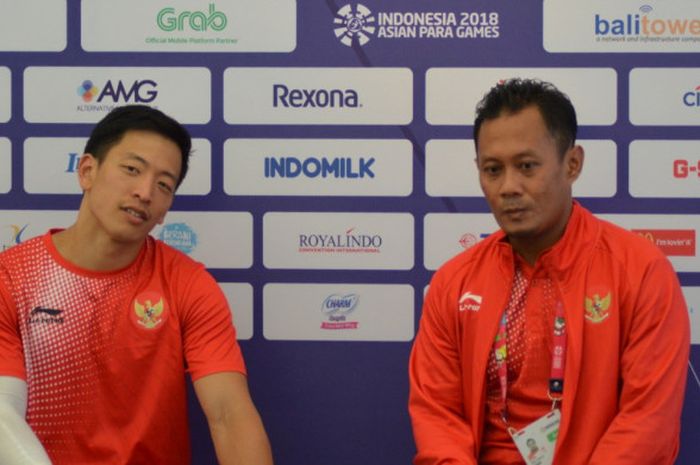 Pelatih basket kursi roda Indonesia, Fajar Brillianto (kanan), saat konferensi pers seusai pertandingan melawan Malaysia, , di Hall Basket Gelora Bung Karno (GBK), Senayan, Jakarta, Jumat (12/10/2018).