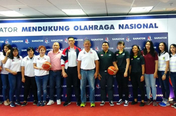 Para pemain basket putri berpose pada sesi konferensi pers seri ke-3 Srikandi Cup 2017-2018, di Jakarta, Senin (12/3/2018).