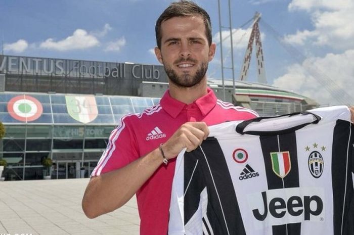 Miralem Pjanic berpose dengan kostum Juventus di depan Stadion J-Stadium, 13 Juni 2016.