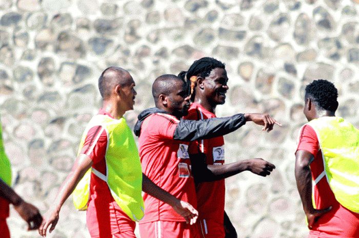 Pemain baru Persipura Jayapura, Greg Nwokolo (tengah) saat latihan kedua di lapangan Agro Kusuma Batu, Jawa Timur, Selasa (9/8/2016).