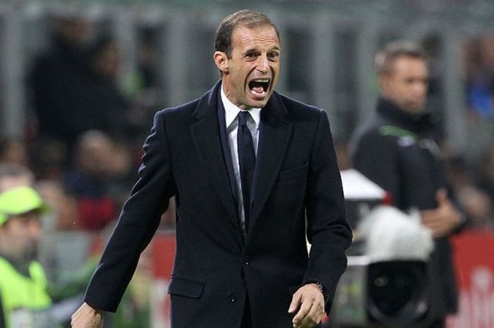 Pelatih Juventus, Massimiliano Allegri meneriakkan instruksi kepada para pemainnya dalam laga Serie A kontra AC Milan di Stadio Giuseppe Meazza, Milan, Italia, 22 Oktober 2016. 