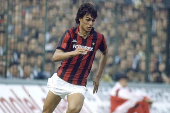 Paolo Maldini mengawali debut profesionalnya bersama AC Milan pada 20 Januari 1985 saat bertanding melawan Udinese.