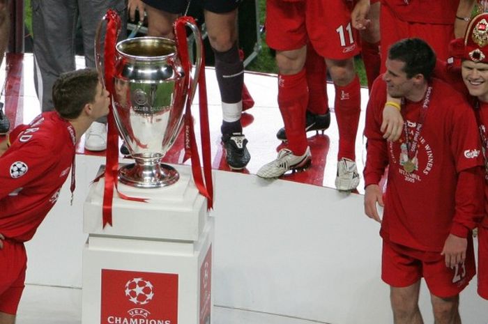Kapten Liverpool FC, Steven Gerrard, mencium trofi Liga Champions usai laga final vs AC Milan di Stadion Ataturk, Istanbul, 25 Mai 2005.   