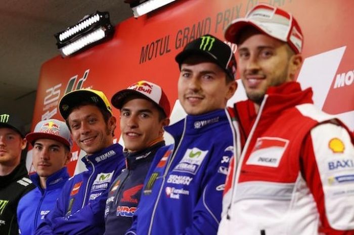 Pebalap MotoGP (kiri-kanan), Bradley Smith (Yamaha Tech3), Maverick Vinales (Suzuki Ecstar), Valentino Rossi (Movistar Yamaha), Marc Marquez (Repsol Honda), Jorge Lorenzo (Movistar Yamaha), dan Andrea Dovizioso (Ducati Team) berpose setelah menjalani konferensi pers jelang GP Jepang di Sirkuit Twin Ring Motegi, Kamis (13/10/2016).