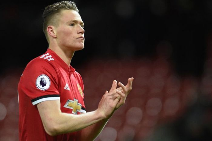 Gelandang Manchester United, Scott McTominay, memberi tepuk tangan kepada para fans seusai laga Liga