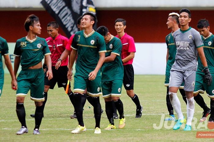 Pemain PSS Sleman dalam laga turnamen pra-musim Piala Presiden 2017. 