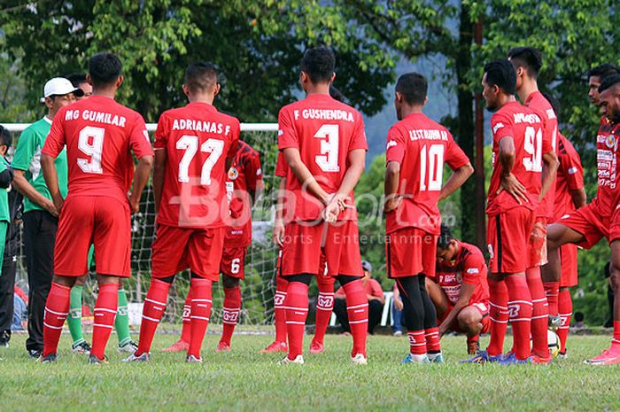 Semen Padang FC didampingi asisten pelatih Weliansyah bersiap memulai latihan di komplek Semen padang, Indarung.