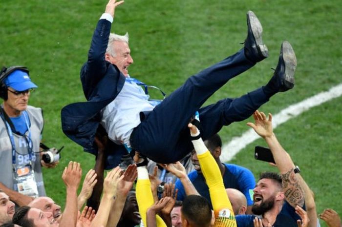 Pelatih Didier Deschamps dilempar ke udara oleh pemainnya setelah membawa timnas Prancis mengalahkan Kroasia dalam laga final Piala Dunia 2018 di Stadion Luzhniki, Moskow, 15 Juli 2018.