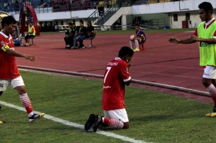 Selebrasi gelandang Persija, Ramdani Lestaluhu (tengah) seusai mencetak gol ke gawang Persipura di Stadion Manahan, Solo, Sabtu (10/9/2016) sore. 