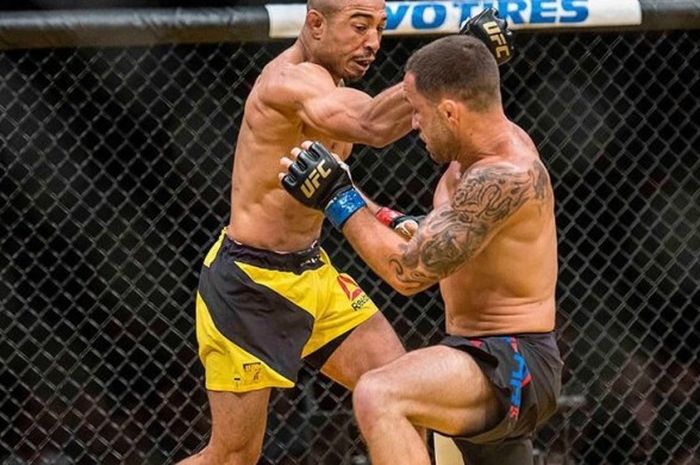 Jose Aldo bertarung menghadapi Frankie Edgar pada pertandingan UFC 200, Sabtu (9/7/2016). 