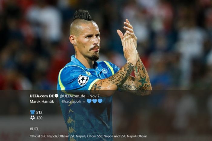 Marek Hamsik mengucapkan terima kasih atas dukungan suporter Napoli di Stadion San Paolo saat timnya