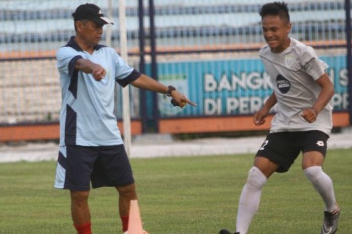 Pelatih Persela Lamongan, Heri Kiswanto, memberikan instruksi saat memimpin latihan di Stadion Surajaya, Jumat (14/4/2017).