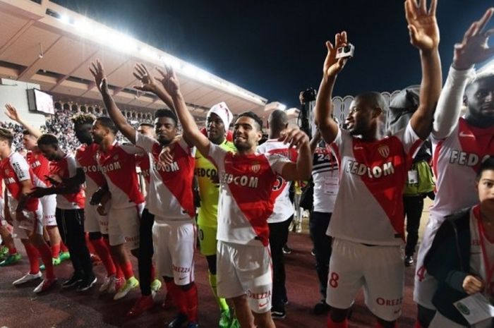 Para pemain AS Monaco merayakan keberhasilan menjuarai Liga Prancis 2016-2017 setelah mengalahkan Saint-Etienne dalam lanjutan Ligue 1 di Stadion Louis II, Monako, 17 Mei 2017.