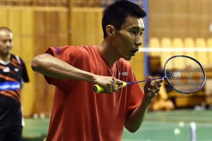 Pebulu tangkis tunggal putra Malaysia, Lee Chong Wei (kanan), didampingi pelatihnya Hendrawan berlat