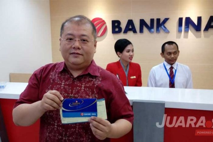 CEO Bali United, Yabes Tanuri memperlihatkan buku tabungannya sebagai nasabah pertama di Bank INA, Bank sponsor Bali United yang resmi buka kantor cabangnya di Denpasar, Bali, Rabu (7/6/2017). 
