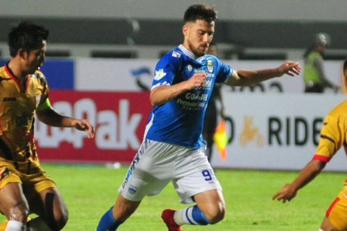 Aksi pemain Persib Bandung Joanthan Bauman menghindari marking dari pemain-pemain Mitra Kukar pada lanjutan Liga 1 pekan ketiga di Stadion Gelora Bandung Lautan Api, Minggu (8/4/2018).