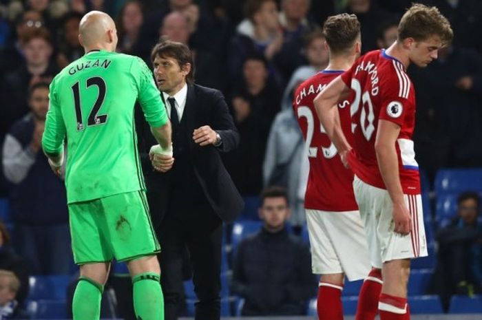 Manajer Chelsea, Antonio Conte (kedua dari kiri), menyalami kiper Middlesbrough, Brad Guzan, seusai pertandingan Liga Inggris 2016-2017 di Stadion Stamford Bridge, London, Inggris, pada Senin (8/5/2017).