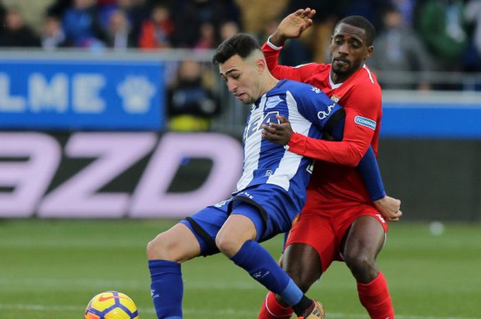 Striker Deportivo Alaves, Munir El Haddadi (kiri), berduel dengan bek Sevilla, Lionel Carole, dalam laga Liga Spanyol di Stadion Mendizorrotza, Vitoria, pada 14 Januari 2018.