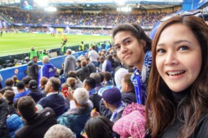Maia Estianty dan El Rumi menyaksikan pertandingan Chelsea Vs Manchester City