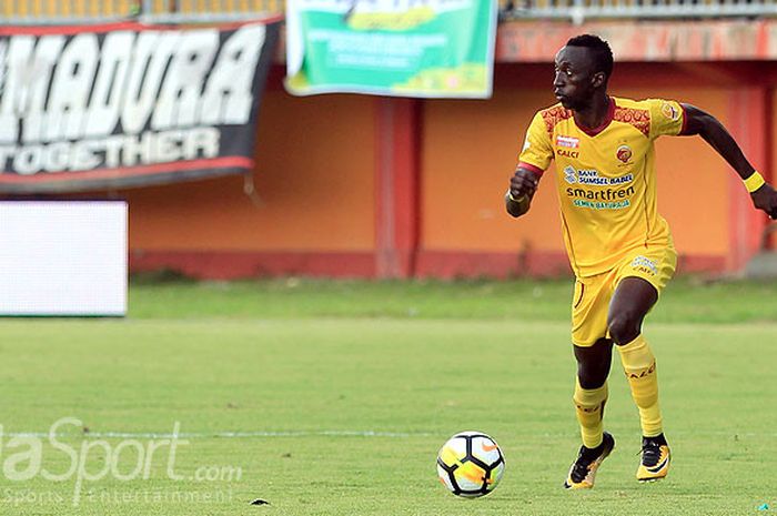 Aksi striker Sriwijaya FC, Makan Konate, saat melawan Madura United pada pekan ketiga Liga 1 di Stadion Gelora Ratu Pamellingan Pamekasan, Jawa Timur Sabtu (07/04/2018) sore.