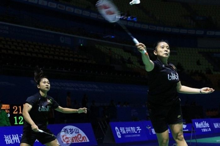 Pasangan ganda putri Indonesia, Anggia Shitta Awanda/Ni Ketut Mahadewi Istarani, sedang mengembalikan kok saat menghadapi Su Yu Chen/Wan Yi Tang (Taiwan) pada babak pertama China Terbuka. Anggia/Ketut menang dengan 21-12, 21-12, pada laga yang berlangsung di Haixia Olympic Sports Center, Fuzhou, China, Rabu (16/11/2016).