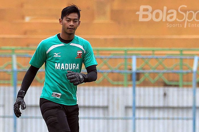 Kiper Madura United, Satria Tama, saat mengikuti latihan perdana di Stadion Gelora Bangkalan, Jawa Timur, Minggu (17/12/2107) sore, pasca berakhirnya kompetisi Liga 1.