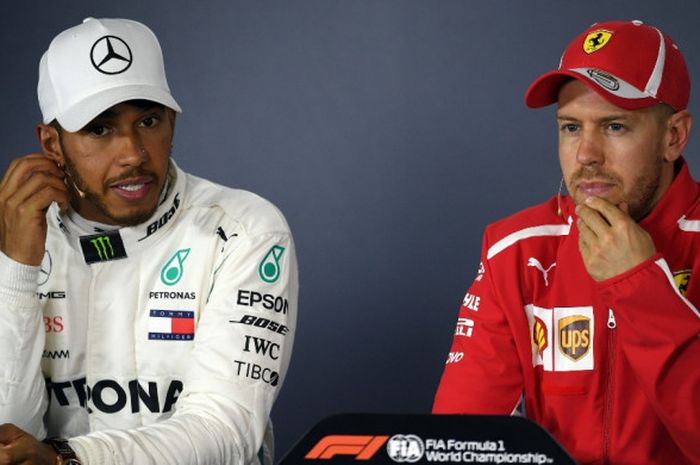 Pebalap Mercedes, Lewis Hamilton (kiri), dan pebalap Ferrari, Sebastian Vettel, saat menghadiri sesi konferensi pers balapan seri pembuka Formula 1 (F1) 2018, GP Australia, di Melbourne, Minggu (25/3/2018). Hamilton finis kedua, sedangkan Vettel tampil sebagai juara.