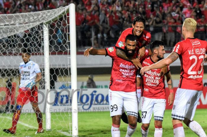 Selebrasi penyerang Bali United, Sylvano Comvalius seusai membobol gawang Arema FC pada pertandingan Liga 1 di Stadion Kapten I Wayan Dipta,  Minggu (8/10/2017). 