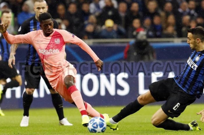  Duel perebutan bola antara Ousmane Dembele (Barcelona, kiri) dan Matias Vecino (Inter Milan, kanan) pada laga fase grup Liga Champions Selasa (6/11/2018) atau Rabu dini hari WIB. 