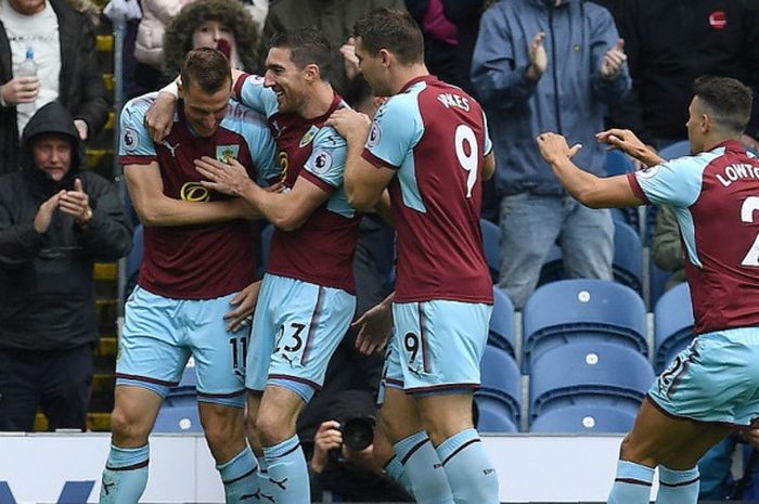 Striker Burnley, Chris Wood (kiri), merayakan gol yang dia cetak ke gawang Crystal Palace dalam laga Liga Inggris di Stadion Turf Moor, Burnley, pada 10 September 2017.