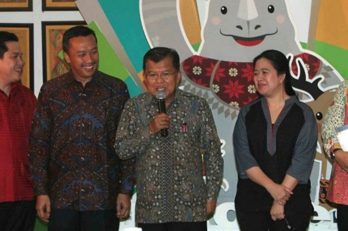 Wakil Presiden Republik Indonesia Jusuf Kalla (ketiga dari kiri) berbicara di hadapan awak media seusai rapat soal Asian Games 2018 di Kantor Komite Olimpiade Indonesia (KOI), Jakarta, Sabtu (25/3/2017).