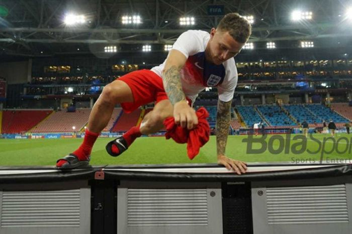 Bek sayap timnas Inggris, Kieran Trippier, melompat melewati papan iklan stadion untuk menghampiri p