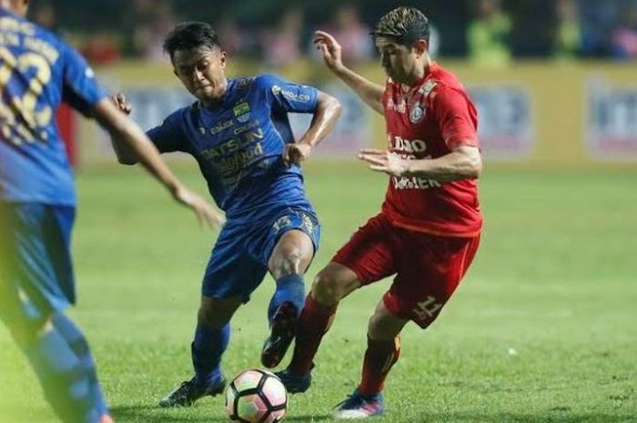  Winger Persib, Febri Hariyadi saat berebut bola dengan gelandang Arema FC, Esteban Vizcarra pada partai pembuka Liga 1 musim 2017 di Stadion Gelora Bandung Lautan Api, Kota Bandung, 15 April 2017.  