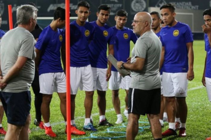 Pelatih Malaysia Nelo Vingada (tengah) memberi arahan kepada para pemainnya.