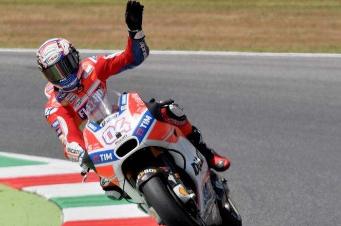 Pebalap Ducati asal Italia, Andrea Dovizioso, melambaikan tangan ke arah penonton seusai menjalani sesi kualifikasi GP Italia di Sirkuit Mugello, Sabtu (3/6/2017).