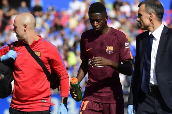 Pemain FC Barcelona, Ousmane Dembele, tidak bisa melanjutkan jalannya pertandingan melawan Getafe di Coliseum Alfonso, Sabtu (16/9/2017) waktu setempat, karena mengalami cedera otot paha.