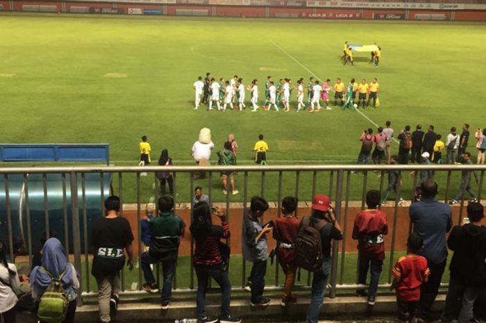 Para pemain PSS Sleman dan pilar timnas U-19 Indonesia (putih) sebelum memulai laga uji coba di Stadion Maguwoharjo pada 2 Juni 2018. 