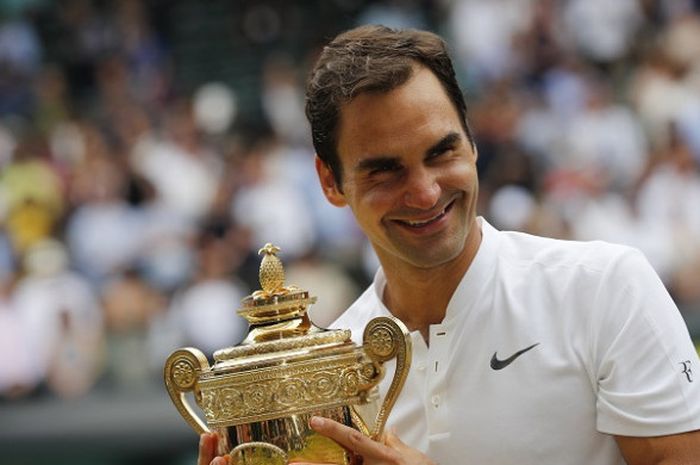 Petenis putra Swiss, Roger Federer, memegang trofi juara Wimbledon 2017 setelah mengalahkan Marin Cilic (Kroasia) 6-3, 6-1, 6-4 pada laga yang berlangsung di The All England Lawn Tennis Club, Minggu (16/7/2017).