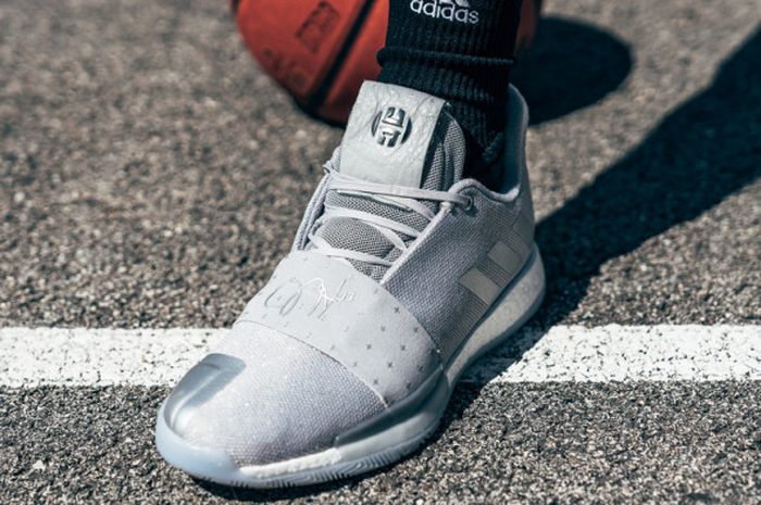 Sepatu terbaru hasil kerja sama Adidas Basketball dan James Harden bernama Harden Vol.3 Voyager.
