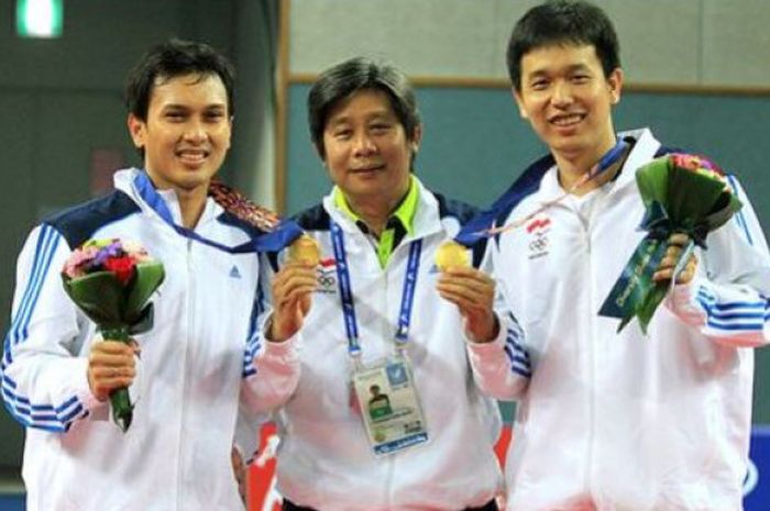 Mohammad Ahsan (kiri), Herry IP (tengah), dan Hendra Setiawan (kanan) berfoto bersama setelah merebut medali emas Asian Games 2014 sektor ganda putra. 