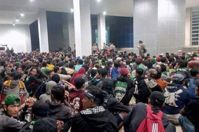 Pemulangan Bonek dari Stadion Cikarang oleh pihak kepolisian Bekasi.