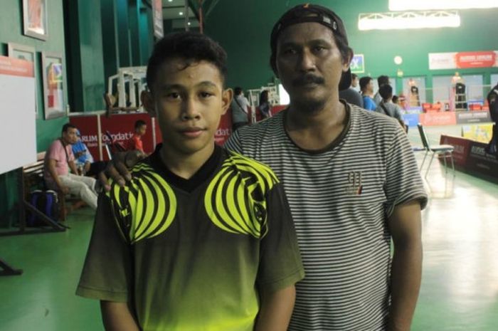 Muhammad Maslakil Akmal (12) bersama sang Ayah, Hasan Samiun, berjuang di Kudus saat mengikuti Grand Final Audisi Djarum Beasiswa Bulu Tangkis (8-10/09/2017).