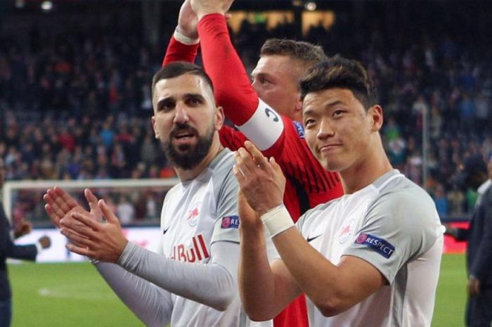 Hwang Hee-chan (kanan) merayakan kesuksesan Red Bull Salzburg melaju ke semifinal Liga Europa setelah mengalahkan Lazio di Red Bull Arena, Salzburg, 12 April 2018.