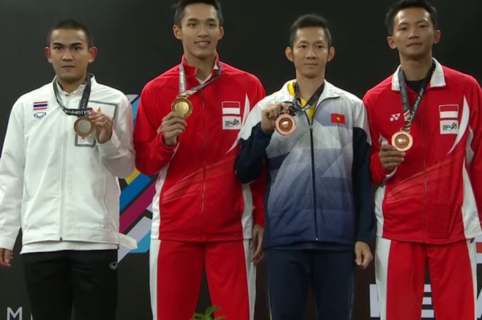 Dari kiri, Khosit Phetpradab (Thailand), Jonatan Christie (Indonesia), Nguyen Tien Minh (Vietnam), Ihsan Maulana Mustofa (Indonesia) saat di podium victory ceremony tunggal putra SEA Games 2017 di Axiata Arena, Kuala Lumpur, Malaysia, pada Selasa (29/8/2017).